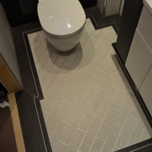 En Suite
MS5 frames laid on 45 degree with metallic strips.  WP318 Carbo split on its length with metallic strip inserted and put back together as border.